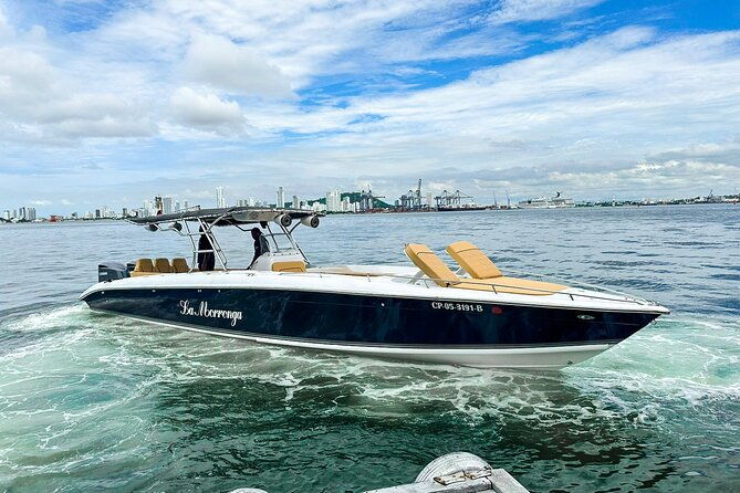private-tour-in-luxury-boat-lamorronga-41-to-the-rosario-islands