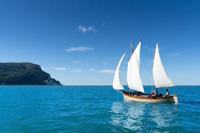 private-traditional-sailboat-tour-with-lunch-in-numana