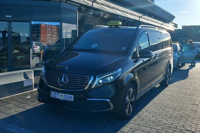 private-transfer-from-keflavik-airport-to-reykjavik-surrounding