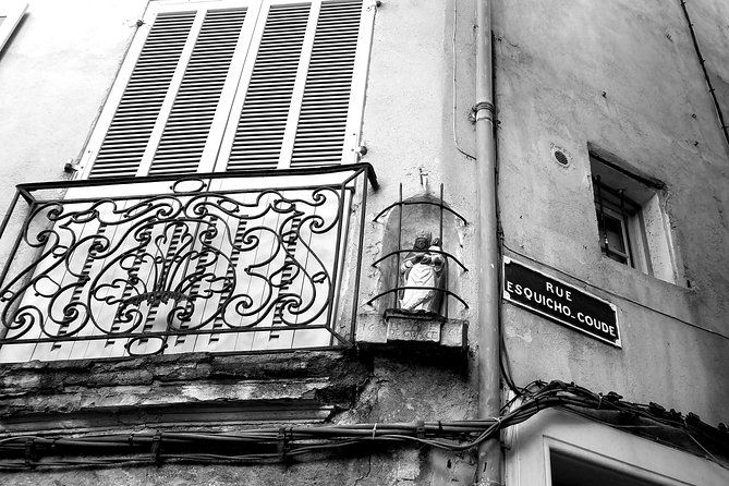 public-visit-of-aix-en-provence-the-streets-are-told-3