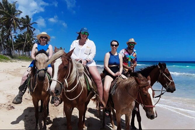 punta-cana-horse-riding-for-beaches-in-field