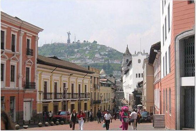 quito-old-town-private-walking-tour-local-market-fruits-chocolate-tasting