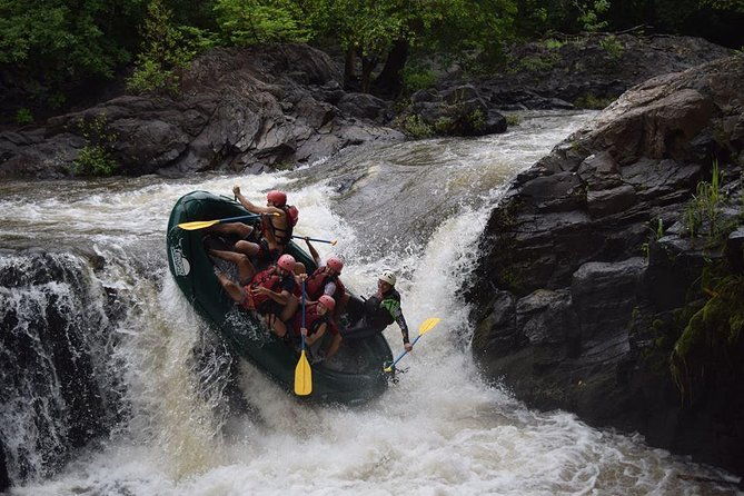 rafting-class-iii-and-iv-in-tenorio-river-from-playa-hermosa