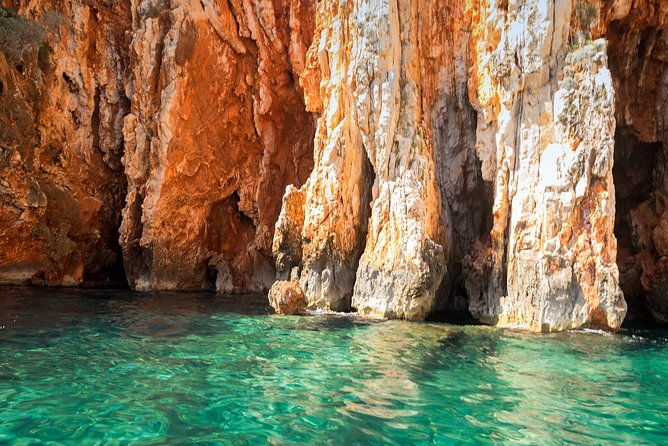 red-rocks-hells-islands-private-getaway-tour