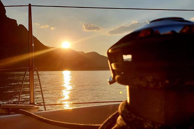sailing-at-sunset-on-lake-como-how-to-escape-from-daily-routine