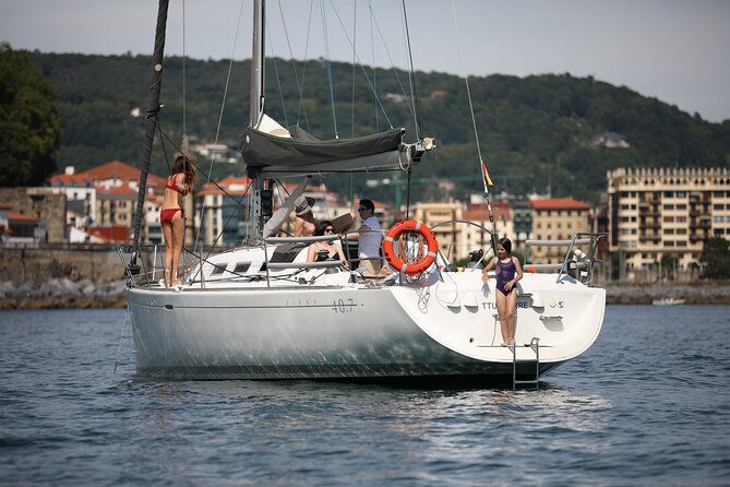 san-sebastian-private-sailing-at-la-concha-beach-pasai-donibane