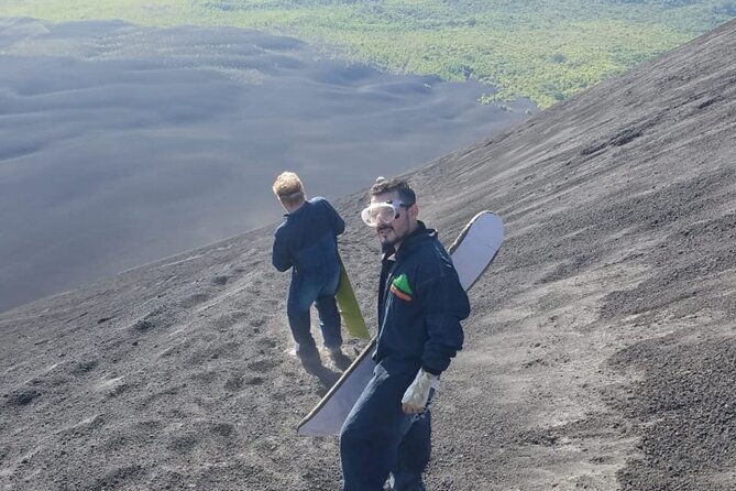 sandboarding-cerro-negro-volcano-leon-nicaragua