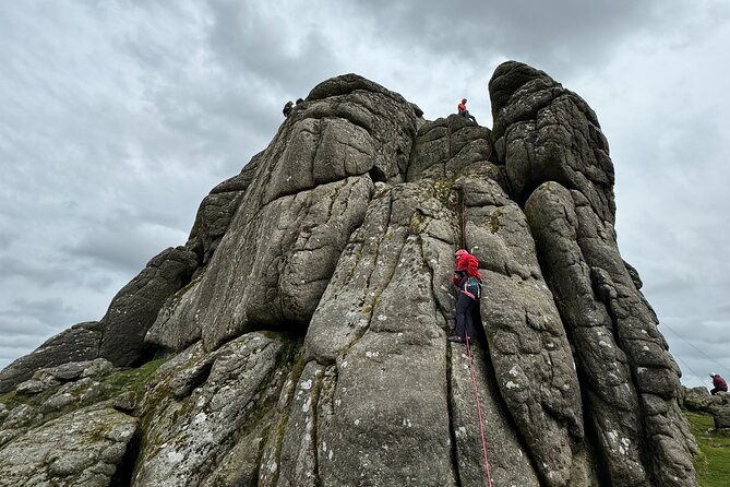shared-climbing-experience-in-dartmoor