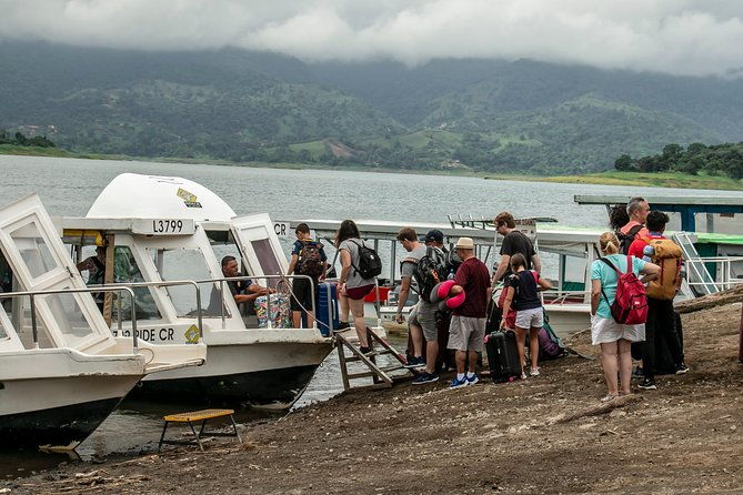 shuttle-transfer-lake-crossing-from-monteverde-to-arenal