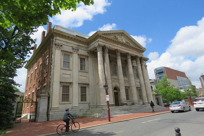 small-group-discovering-colonial-philadelphia-public-walking-tour