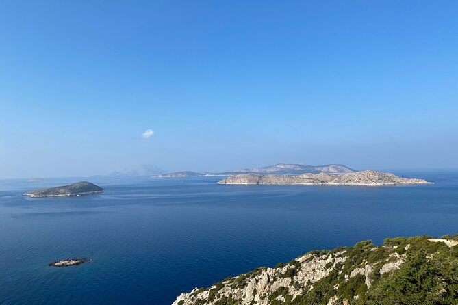 small-group-hiking-between-the-beach-and-kritinia-castle