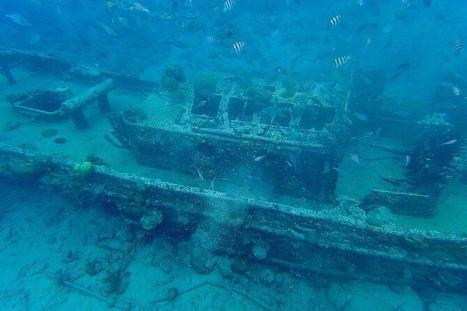 snorkel-boat-trip-sunken-ship-old-dutch-fort-spanish-bay
