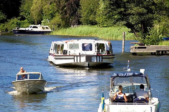 stockholm-sightseeing-cruise-along-djurgarden-canal-2