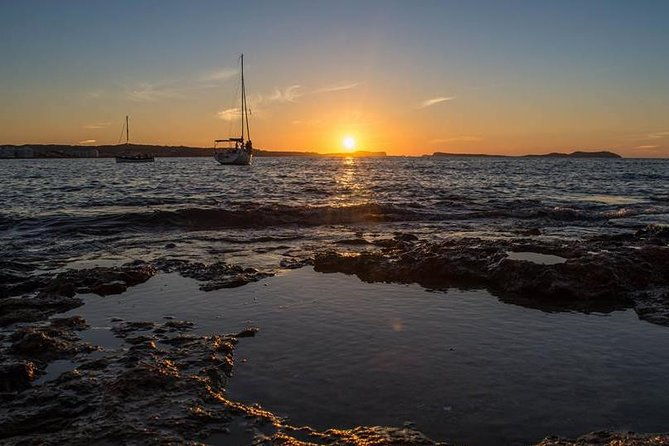 sunset-catamaran-expedition-in-front-of-cafe-mambo