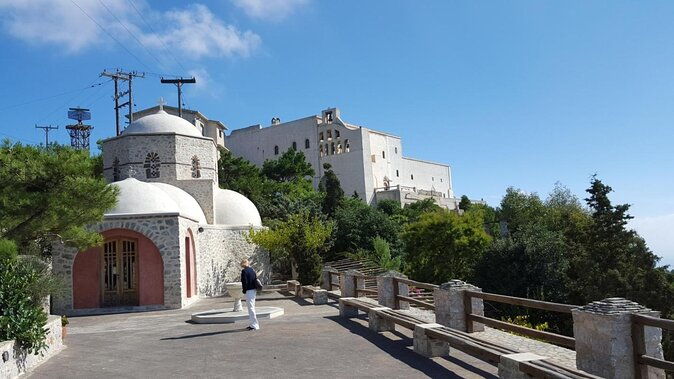 suv-private-shore-excursion-in-santorini