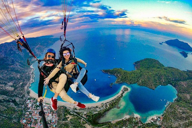 tandem-paragliding-over-the-blue-lagoon-in-fethiye