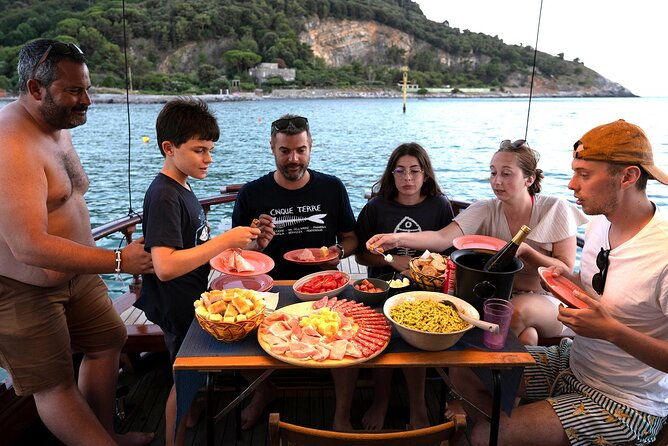 tour-of-apericena-at-sunset-and-dinner-on-boat