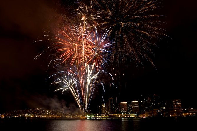 waikiki-fireworks-dinner-cruise-sail-sparkle-on-friday-nights