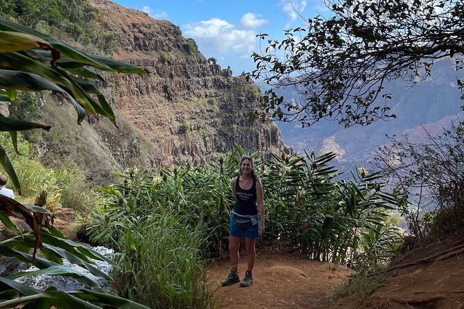 waterfall-hike-in-hawaii-rainforest-trail-2