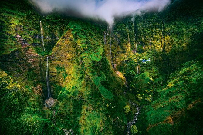 waterfalls-of-west-maui-and-molokai-helicopter-tour