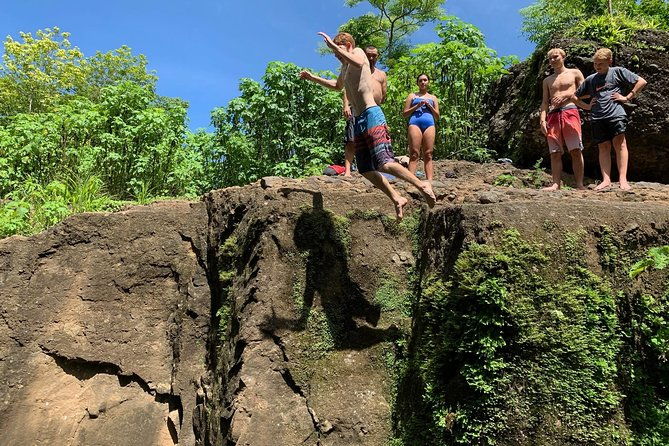 wet-wild-tamanique-waterfalls-craft-beer-sampling-lunch