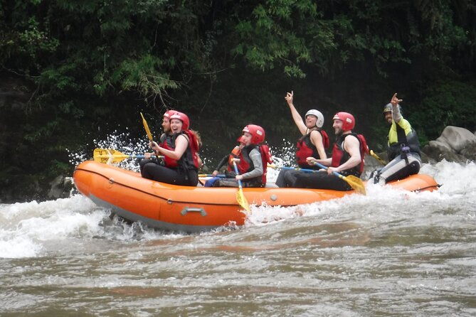 white-water-rafting-in-banos-de-agua-santa-level-iii-and-iv