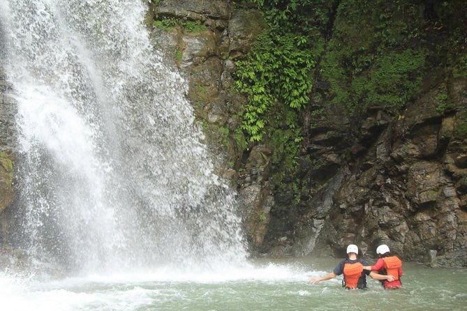 whitewater-rafting-savegre-river-class-ii-iii-waterfall-break