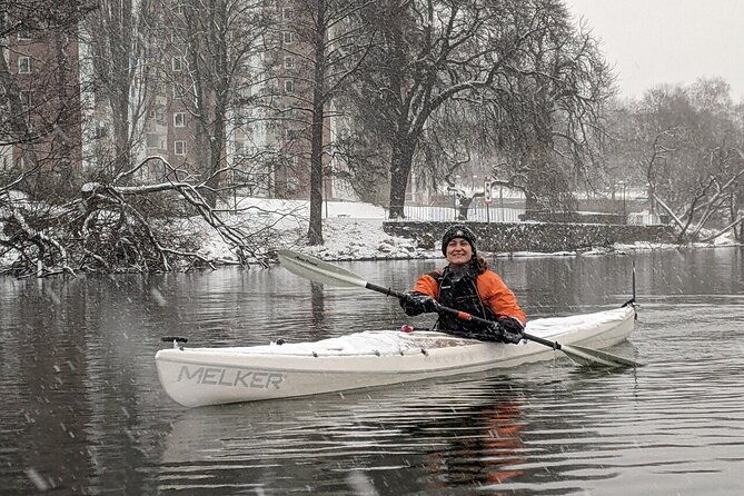 winter-kayak-tour-in-stockholm-city-dry-suit-kayaking-4