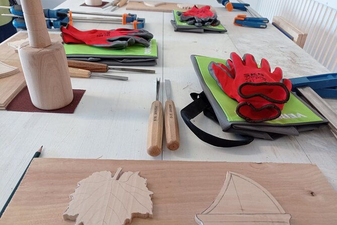wood-carving-workshop-in-santorini-no1