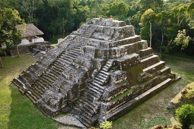 yaxha-archaeological-focus-afternoon-and-sunset-tour-with-monkeys-spotting