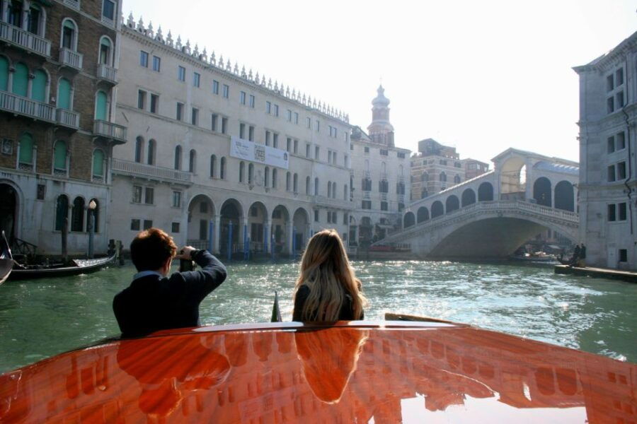 1-hour-motor-boat-ride-on-grand-canal
