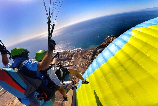 acrobatic-paragliding-tandem-flight-above-south-tenerife