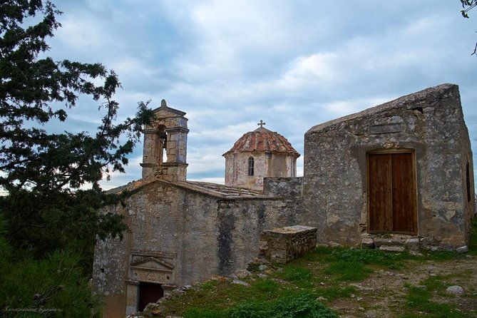 aegina-walking-tour-at-paliachora-mediavil-capital-of-aegina