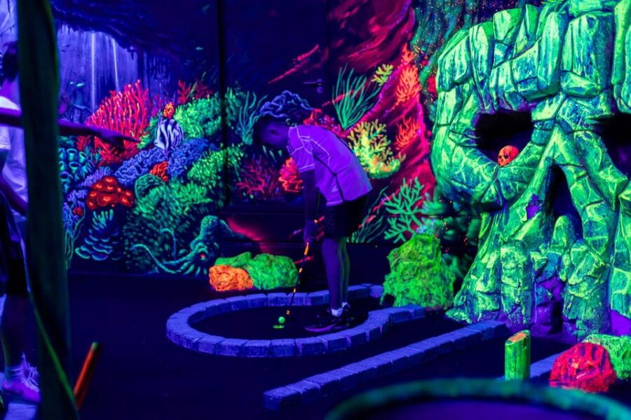 aloha-amsterdam-12-hole-glow-in-the-dark-mini-golf