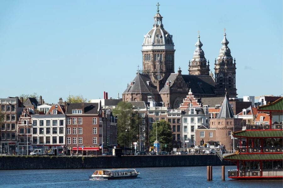 amsterdam-canal-cruise-with-live-commentary-audio-guide