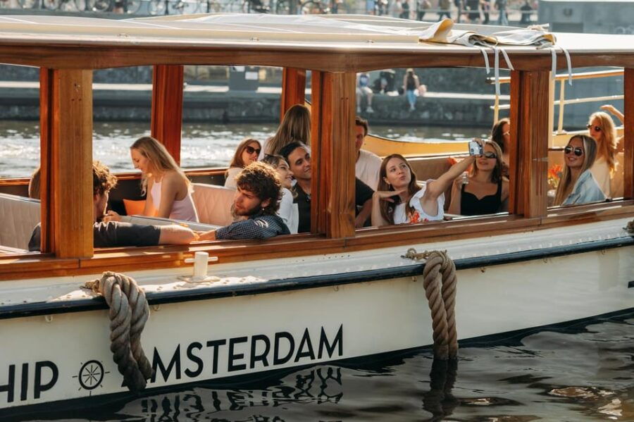 amsterdam-canal-cruise-with-unlimited-cheese-wine-option