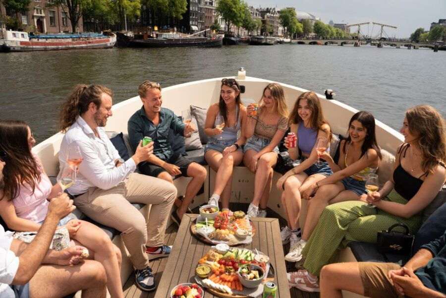 amsterdam-cozy-evening-canal-cruise-with-open-bar-option