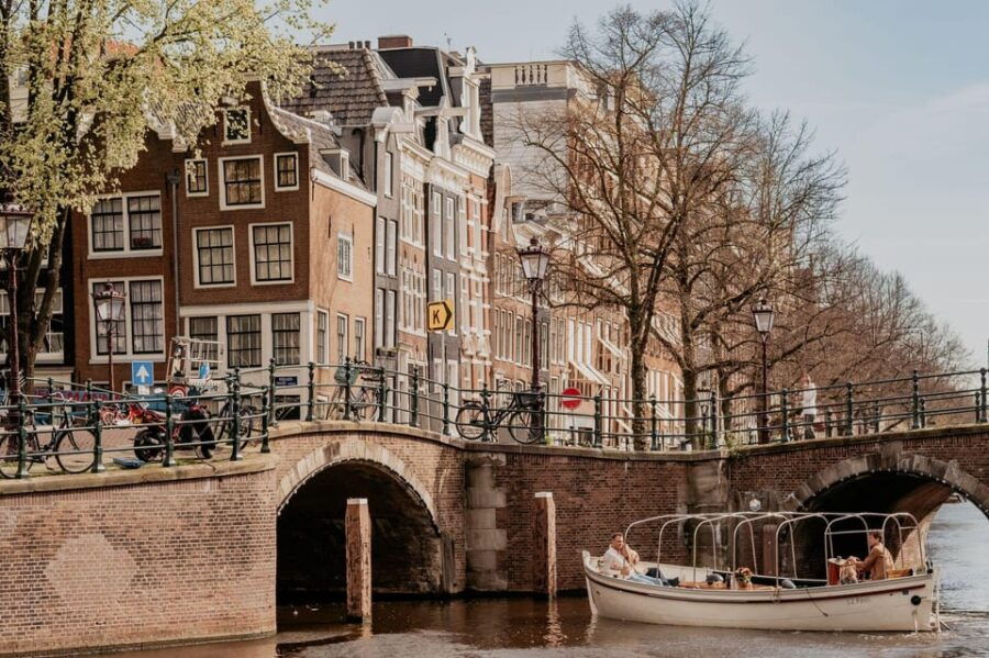 amsterdam-private-romantic-canal-cruise-with-prosecco