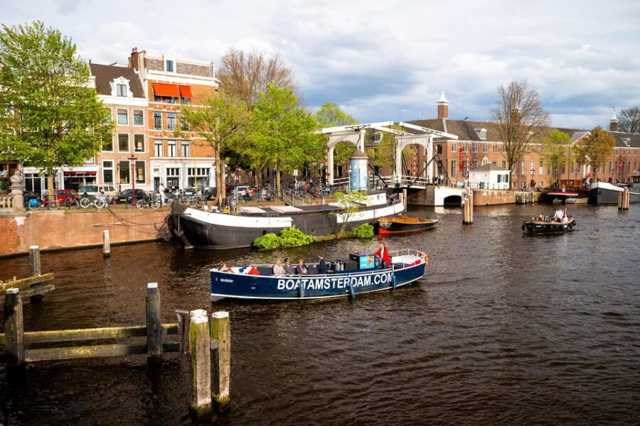 amsterdamold-city-canal-cruise-with-live-guide-and-open-bar