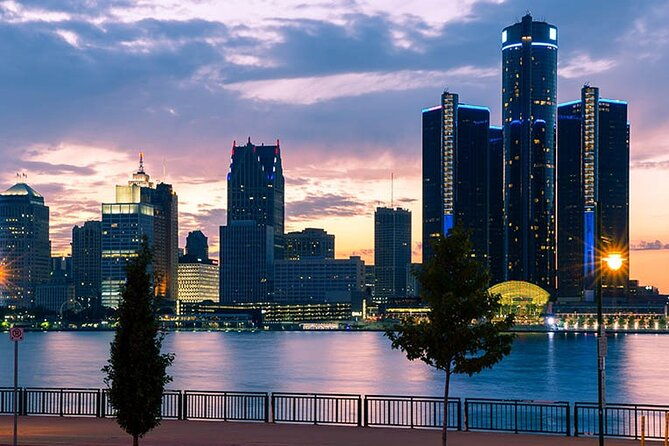 Arrival Private Transfer: Detroit Airport DTW to Detroit in Luxury SUV