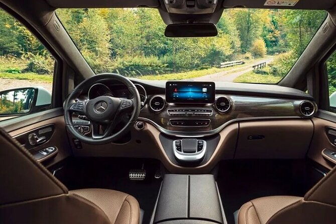 arrival-transfer-by-luxury-van-from-barcelona-port-to-barcelona