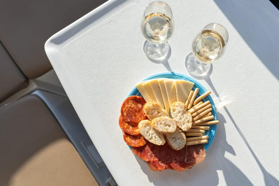 barcelona-boat-cruise-w-sailing-wine-tapas