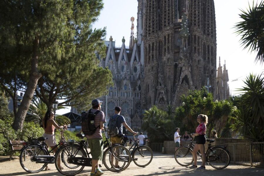 barcelona-city-highlights-and-architecture-guided-bike-tour