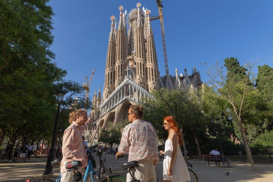 barcelona-city-highlights-bike-tour-with-locals