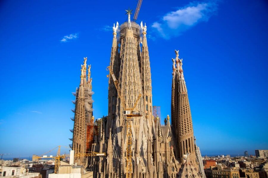 barcelona-guided-sagrada-familia-tour-sailing-experience
