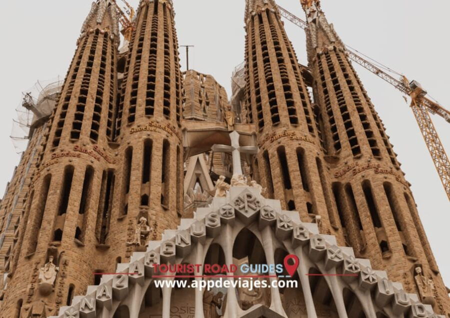 barcelona-montjuic-sagrada-familia-gothic-quarter-tour