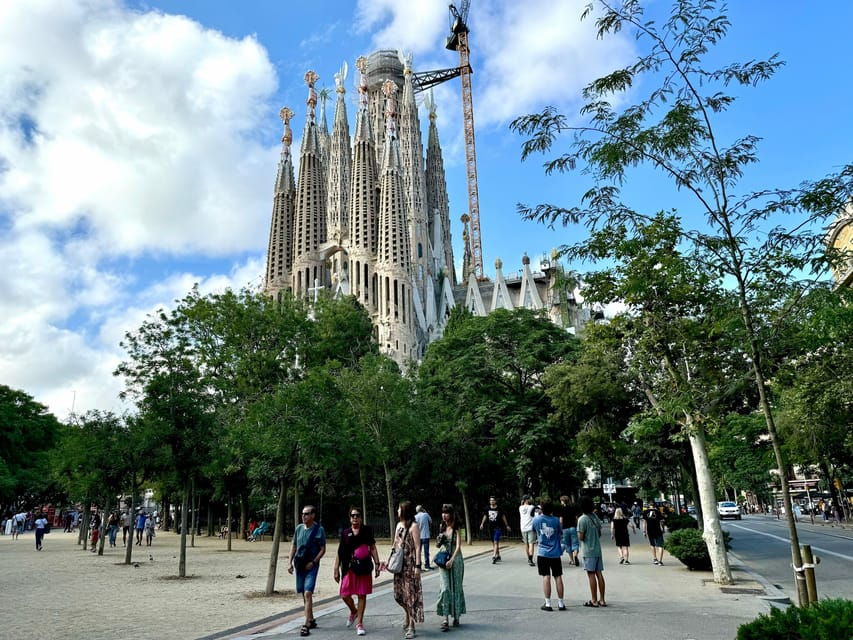 barcelona-sagrada-familia-small-group-tour-skip-the-line