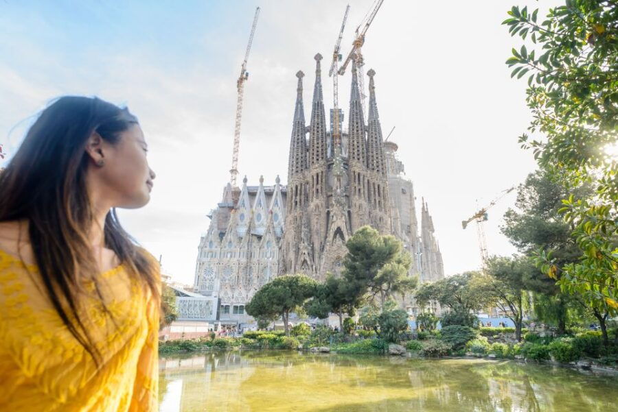 barcelona-sagrada-familia-tour-optional-tower-visit
