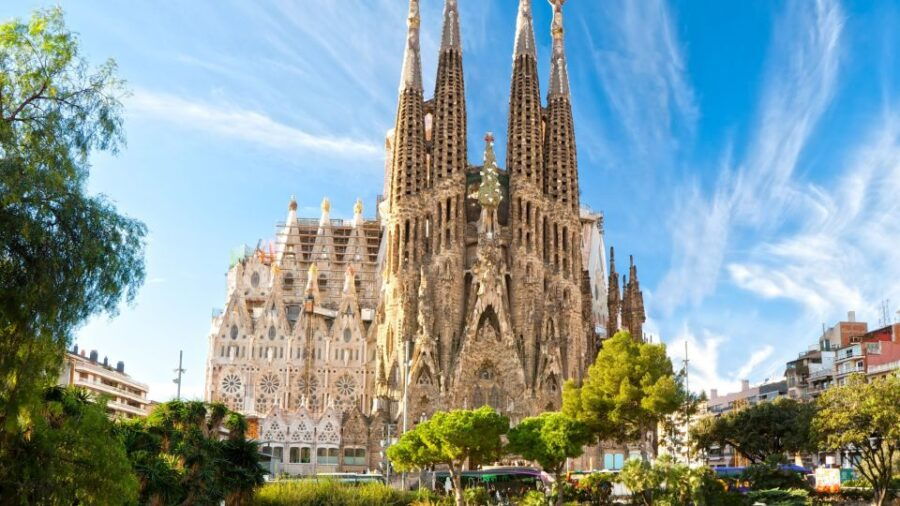 barcelona-sailing-trip-sagrada-familia-and-casa-batllo