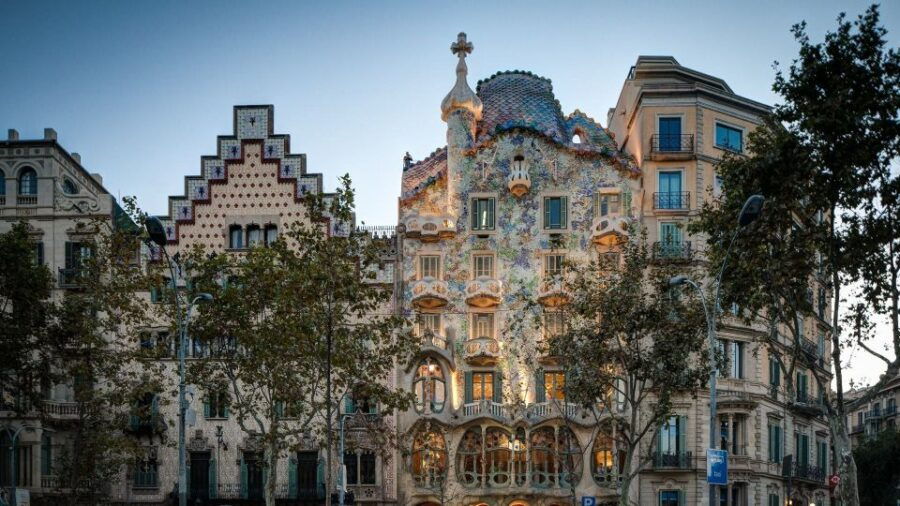 best-of-barcelona-gaudis-sagrada-familia-w-hotel-pickup